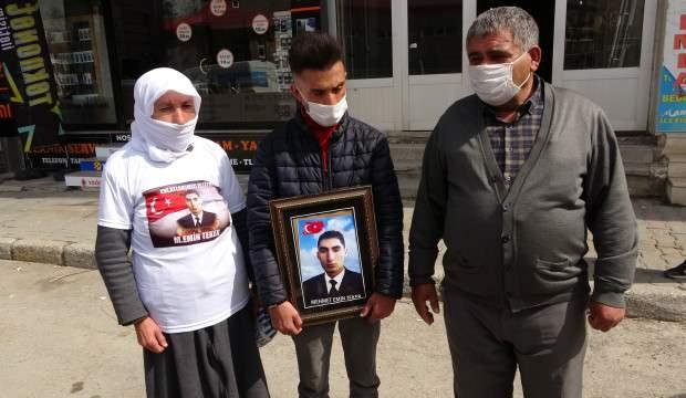 HDP Muş binası önünde gözü yaşlı aileler oturma eylemi başlattı