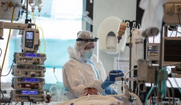 İtalya'da bir günde 15 bin Kovid-19 vakası kaydedildi