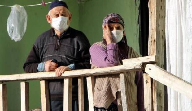 Karantinadaki yaşlı çifti 'doktorum' diye dolandırdılar