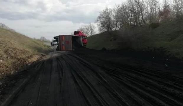 Kömür yüklü TIR devrildi, yol kapandı