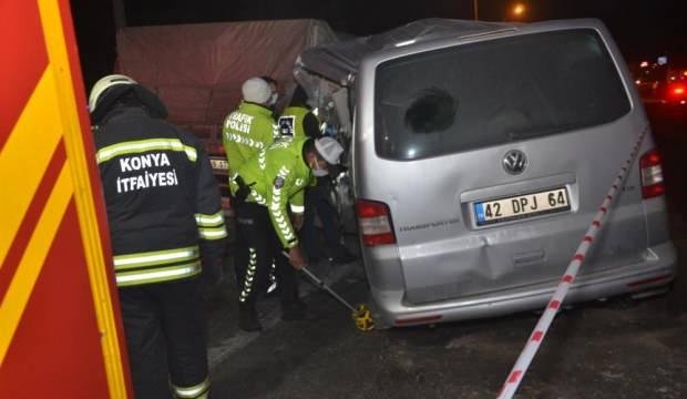 Minibüs tıra arkadan çarptı: 1 ölü