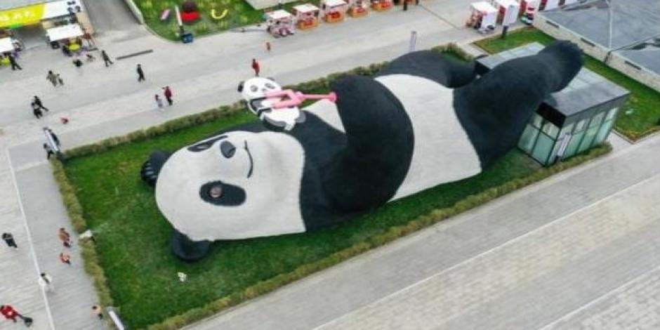 "Özçekim Yapan Panda" heykeline ilgi büyük