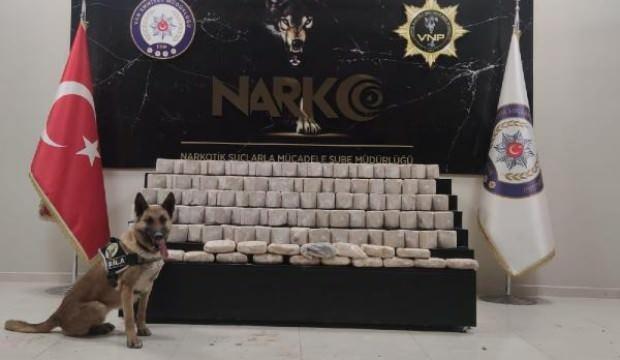 Toprağa gömülü çantalardaki 61 kilo eroini, narkotik köpekler buldu