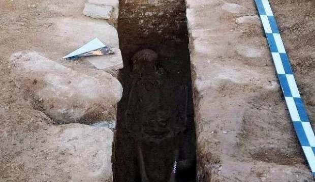 Traktörünün pulluğuna taş takıldı, lahit mezar ortaya çıktı - GÜNCEL Haberleri