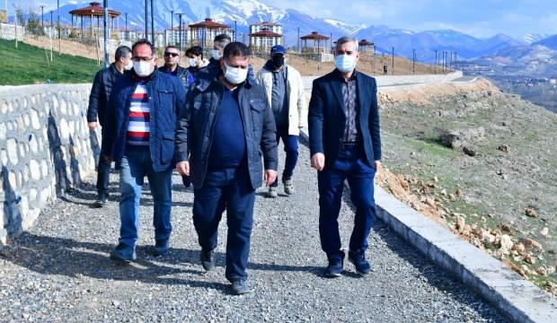 Yeşilyurt Belediye Başkanı Çınar Millet bahçesinde yapılan seyir terasını inceledi