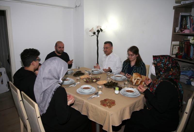 Cumhurbaşkanı Yardımcısı Oktay bir vatandaşın evinde iftar yaptı