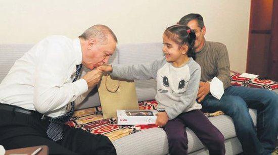 Erdoğan'ın sohbet sırasında ailenin küçük çocuğu Elanur'un elini öptüğü fotoğraf karesi ise en çok konuşulan anlardan biri oldu.