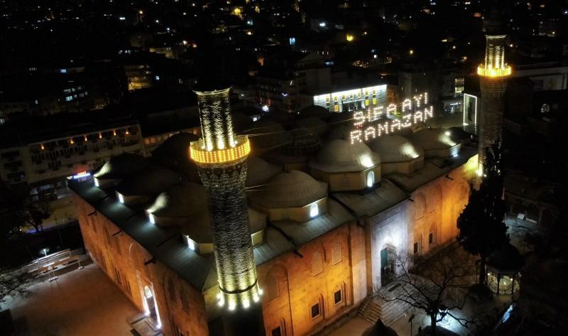 622 yıllık Ulu Cami'ye asılan Ramazan mahyası geceyi aydınlattı