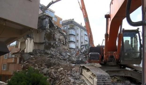 Avcılar'da yıkım sırasında beton blok iş makinesinin üzerine devrildi