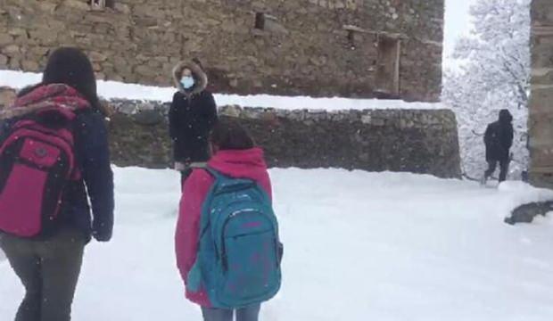 Van Bahçesaray'da yüz yüze eğitime bir günlük kar tatili