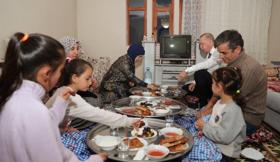 baskan_erdogan_ve_esi_emine_erdogandan_iftar_ziyareti_1618423675_5713.jpeg
