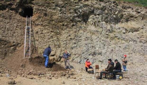 Heyelanda ortaya çıkan 'oygu mezar'da kurtarma kazısı