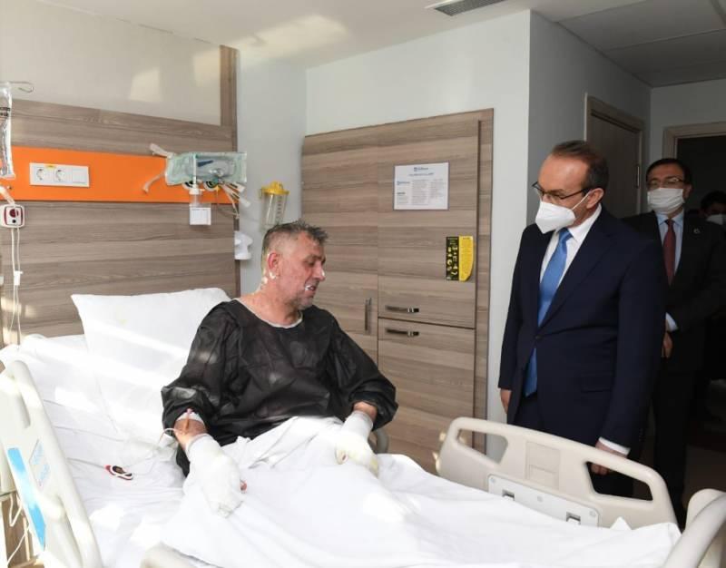 Vali Yavuz, fabrikadaki patlamada yaralanan işçileri ziyaret etti