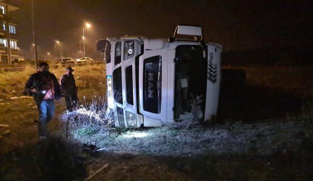 Park halindeki tırın frenleri boşalınca boş araziye devrildi