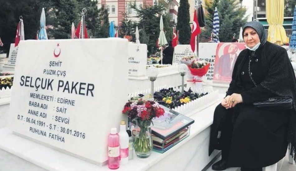 sehit_selcuk_pakerin_annesi_oglunun_mezarinin_karsisina_tasindi_1618646359_7518.jpg