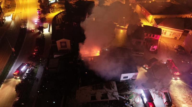 Yıkılma tehlikesi geçiren tarihi bina, alevlere teslim oldu