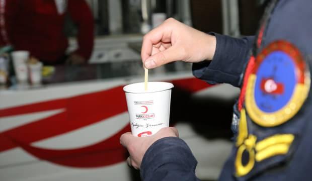 Türk Kızılayı, kısıtlamada görev yapan güvenlik güçlerine çorba ikram ediyor
