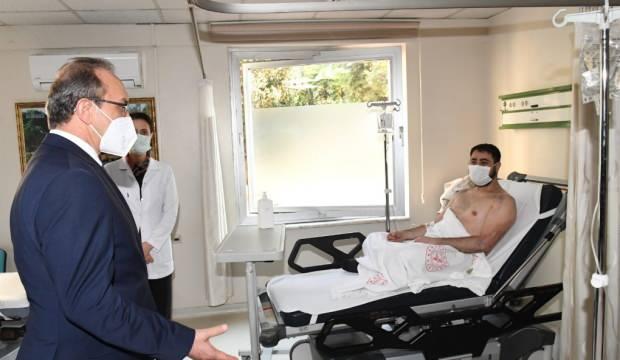 Vali Yavuz, fabrikadaki patlamada yaralanan işçileri ziyaret etti