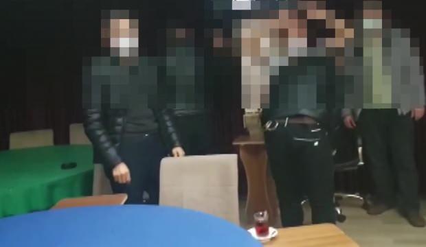 Yasaklara rağmen kumar oynayan 17 kişi yakayı ele verdi