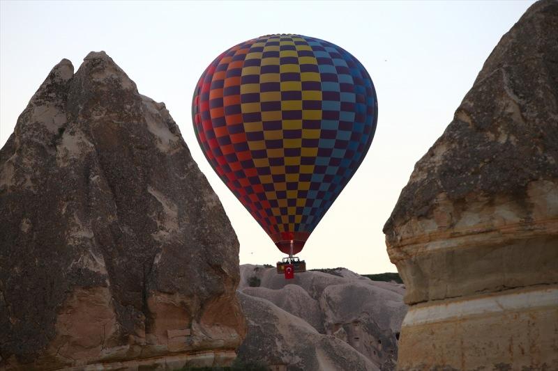 75Q58_1619157889_0247 Kapadokya'da balonlar Türk bayraklarıyla uçtu