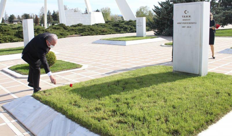 TBMM Başkanı Mustafa Şentop, Ermeni terör örgütü ASALA tarafından şehit edilen diplomatlar ve ailelerinin Cebeci Asri Mezarlığı'ndaki kabirlerini ziyaret etti. 