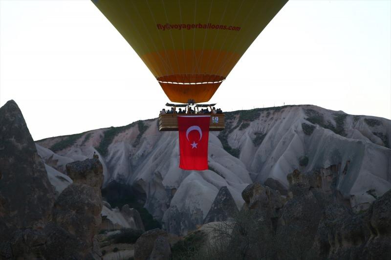 MWwRs_1619157871_8184 Kapadokya'da balonlar Türk bayraklarıyla uçtu