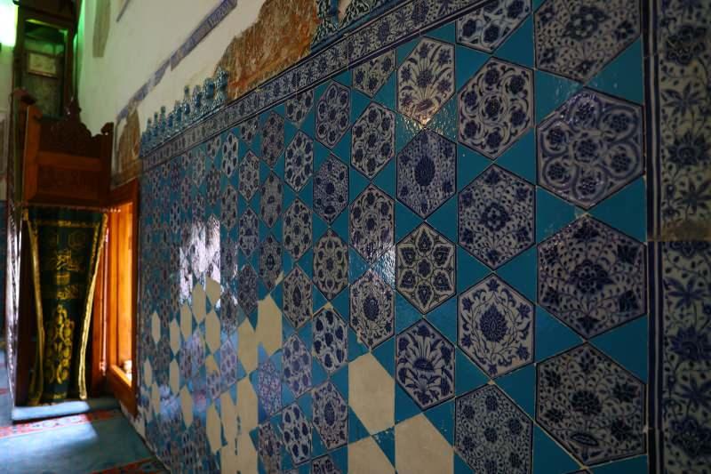 NERHO_1619073298_5404 Türk çini sanatının eşsiz örneklerini sunan 5 asırlık cami