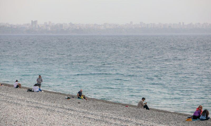 cHEDw_1618913591_034 Antalya'da sıcaklık 30 dereceye ulaştı, sahiller doldu