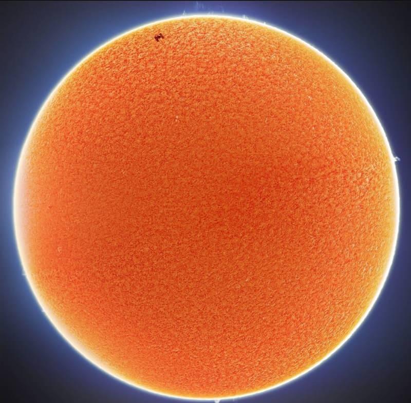 McCarthy Nisan ayının başında yeni ultra keskin bir güneş teleskopu kullanarak, Güneş'in 'nefes kesen detaylarını' fotoğraflamak için binlerce görseli üst üste yerleştirdi.