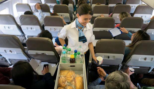 Hostes üzerine çay döktü, Türk genci servet kazandı