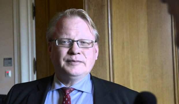 İsveç Savunma Bakanı Holtqvist, terörist elebaşı ile görüştü