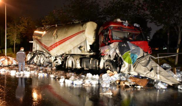 Kontrolden çıkan TIR, beton mikserine çarptı