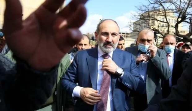Paşinyan'a yeni şok: Kendilerini zincirlediler
