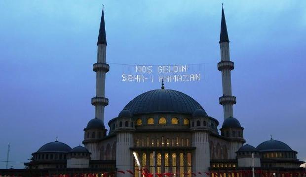 Taksim Camii'ne mahyalar asıldı