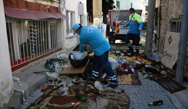 Koşuları şikayet edince belediye harekete geçti: Evden 6 kamyon çöp çıktı