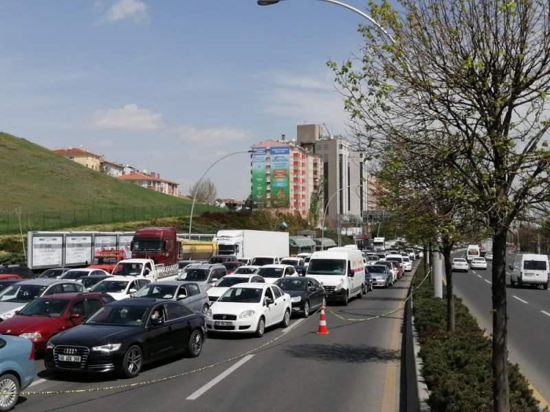 Ankara'da kapanmanın ilk gününde trafik kilitlendi