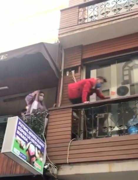 Polisin geldiğini gören bir grup genç, kafenin arka sokağa bakan balkonundan yan binada balkona geçerek kaçmaya çalıştı. 