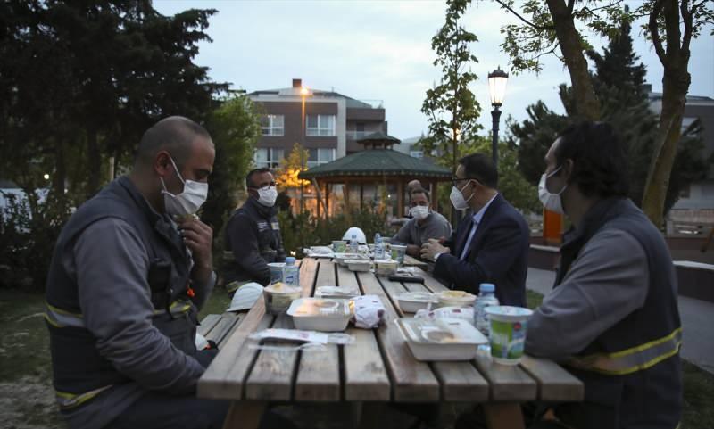 Bakan Dönmez, elektrik dağıtım işçileriyle iftar yaptı