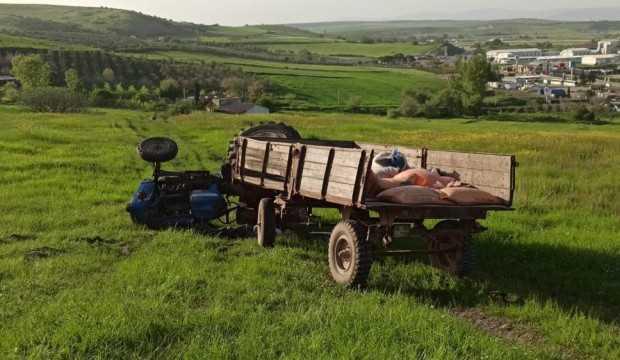 Devrilen traktörün altında kalarak can verdi