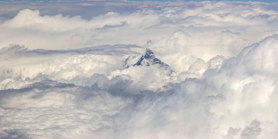 Himalayalar'ın zirvesi bulutları deliyor