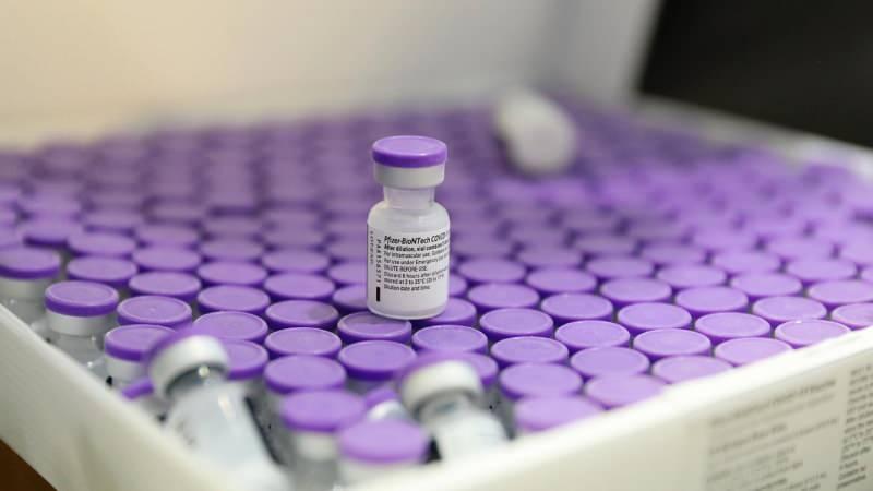 Kovid-19 ile mücadele kapsamında uygulanan BioNTech aşısının birinci ve ikinci doz aralığının 6-8 haftaya çıkarılması kararı öncesinde alınan ikinci doz randevularının geçerli olacağı bildirildi.