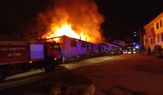 Kastamonu'da çıkan yangında 4 ev kül oldu