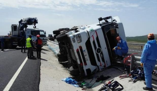 Niğde'de limon yüklü TIR devrildi, sürücü öldü