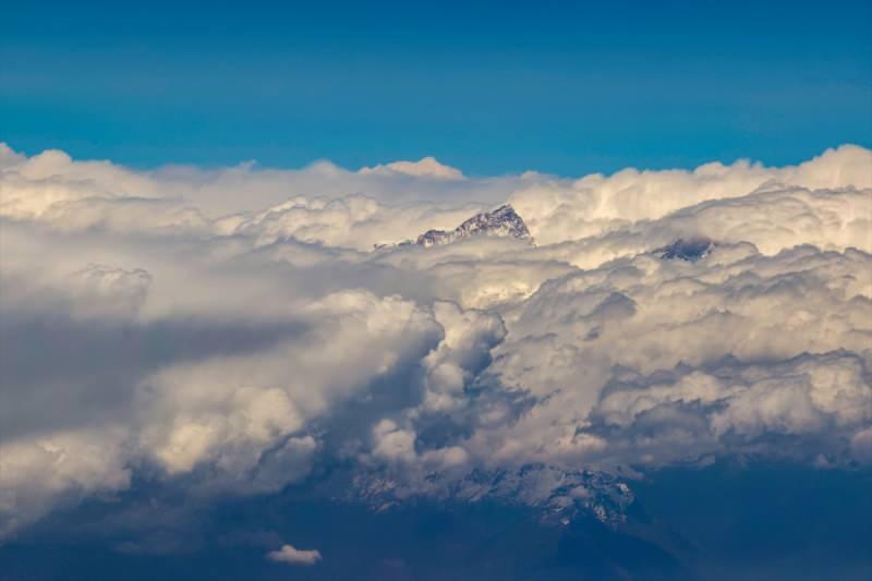 sa08j_1619514158_9643 Himalayalar'ın zirvesi bulutları deliyor