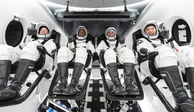 SpaceX'in astronotları taşıyan kapsülü başarılı iniş yaptı