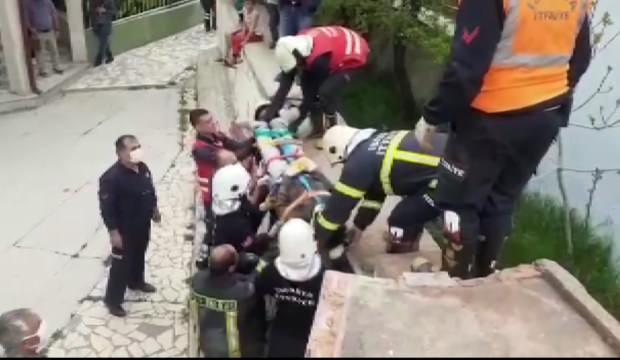 Yıkmaya çalıştığı duvarın altında kaldı