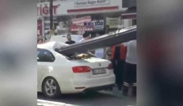 Demir çubuklar otomobile saplandı