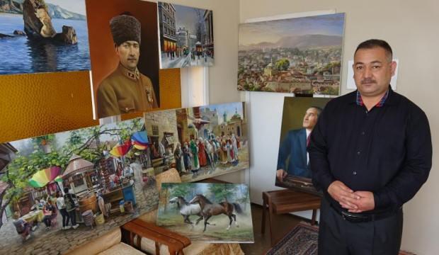 Evini atölyeye çevirdi, yaptığı resimleri sosyal medyadan satıyor!