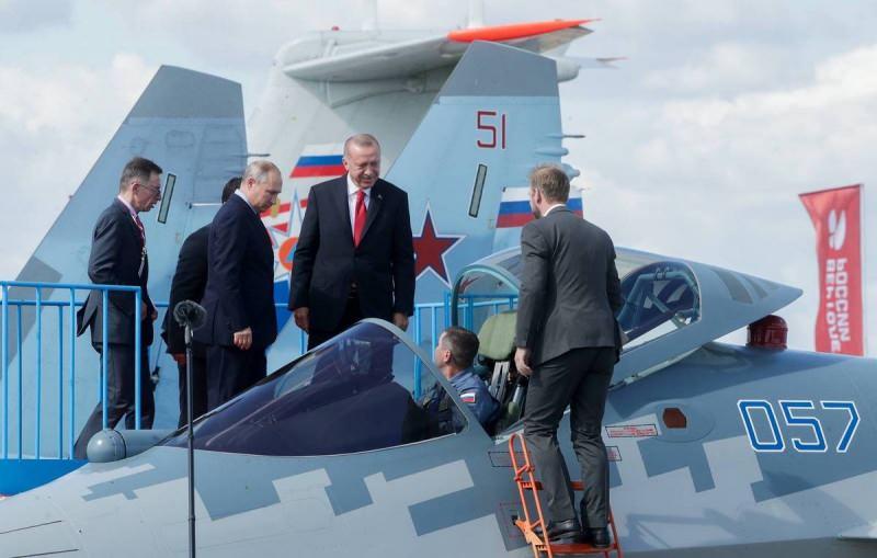Erdoğan Rusya ziyaretinde Su-57'yi incelemişti.