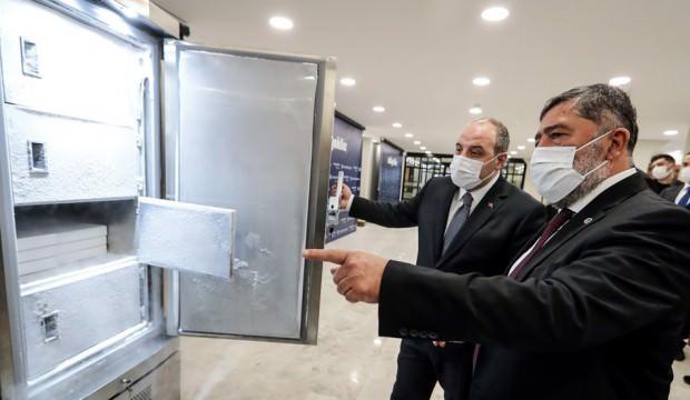 Bakan Varank yerinde inceledi: Covid aşıları bu dolaplarda saklanacak